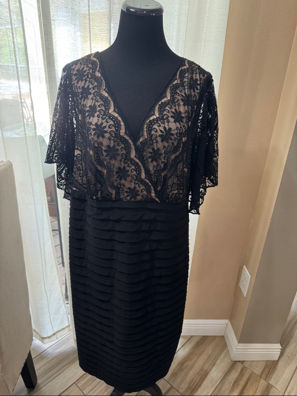 Adriana Papell Black Lace V-Neck Layered Cocktail Dress size 18w